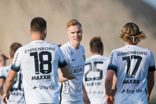 Häckens David Engström jublar med lagkamraterna efter han gjort 1-2
