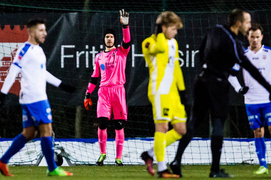 Helsingborgs Matt Pyzdrowski instruerar hur många spelare han vill ha i muren