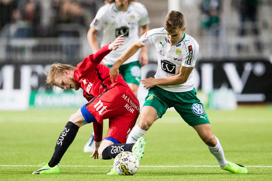 Norrköpings Karl Holmberg i kamp om bollen med Hammarbys Dusan Jajic