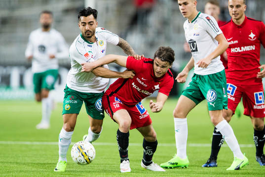 Hammarbys Jiloan Hamad i kamp om bollen med Norrköpings