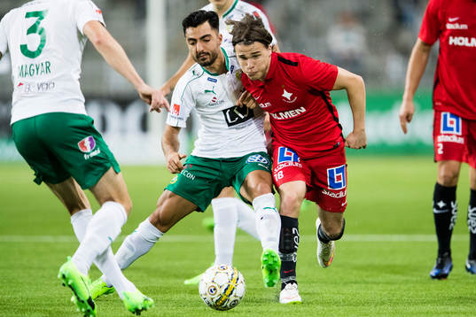 Hammarbys Jiloan Hamad i kamp om bollen med Norrköpings