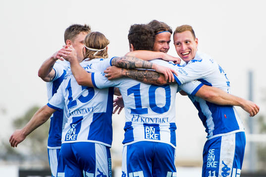 IFK Göteborgs Tobias Hysen kramas om av August Erlingmark, Martin Smedberg Dalence, Sören Rieks, Elias Mar Omarsson och Scott Jamieson efter han gjort 2-1