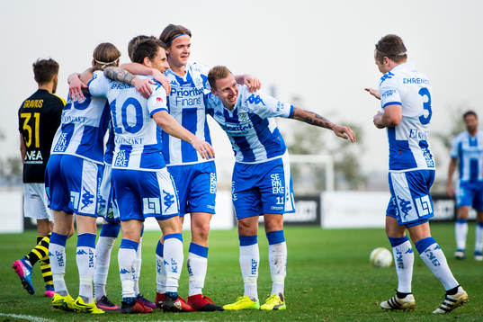 IFK Göteborgs Tobias Hysen kramas om av August Erlingmark, Martin Smedberg Dalence och Scott Jamieson efter han gjort 2-1
