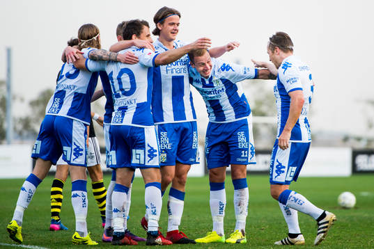IFK Göteborgs Tobias Hysen kramas om av August Erlingmark, Martin Smedberg Dalence och Scott Jamieson efter han gjort 2-1