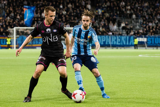 Vålerengens Ivan Näsberg i kamp om bollen med