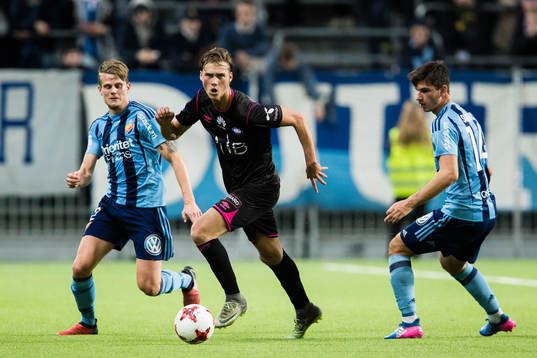 Vålerengens Magnus Retsius Grödem i kamp om bollen med
