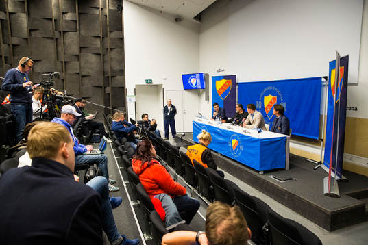 Djurgårdens kommunikationsansvarige Jonas Riedel, tränare Özcan Melkemichel, Kim Källström och sportchef Bo Andersson