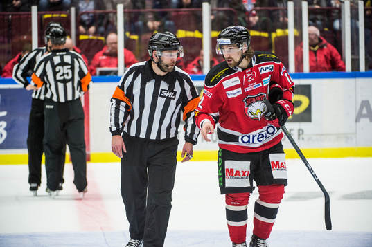 Domaren Marcus Linde och Malmö Redhawks Andreas Thuresson
