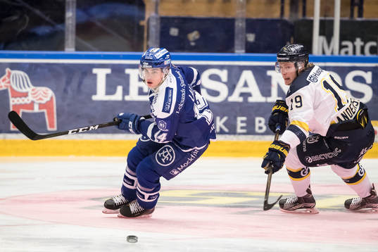 s Erik Andersson jagar pucken i ishockeymatchen i SHL