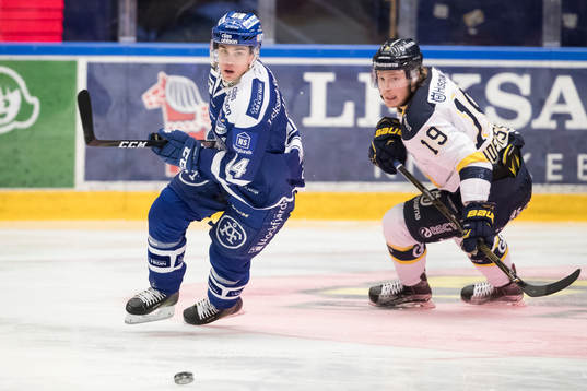 s Erik Andersson jagar pucken i ishockeymatchen i SHL
