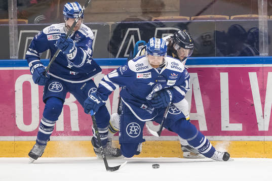 Leksands Mattias Ritola och Joe Piskula i kamp om pucken