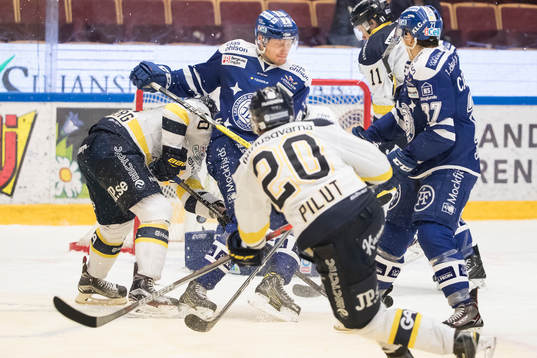 s Lawrence Pilut reducerar till 2-1 bakom Leksands Lukas