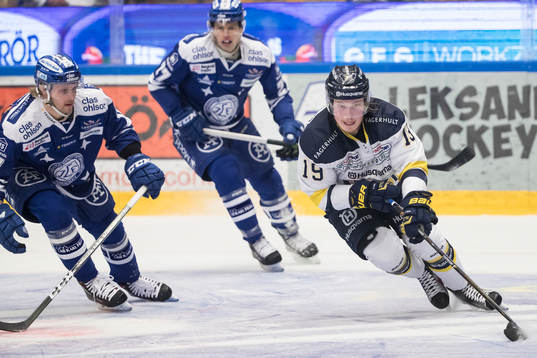 s Erik Andersson med pucken och Leksands Alexander Ytterell