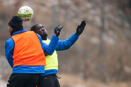 Jens Cajuste och Alexis Yougouda Kada i en nickduell