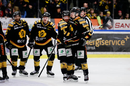 Skellefteås Henrik Hetta och Niclas Burström jublar