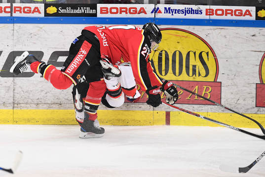 Luleås Bill Sweatt tacklar Örebros Gustav Backström