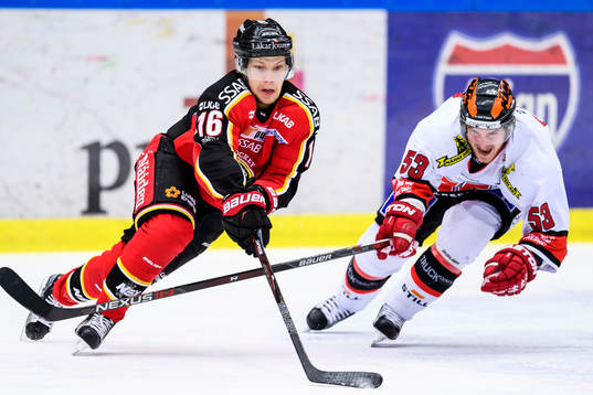 Luleås Einar Emanuelsson med pucken jagas av Örebros