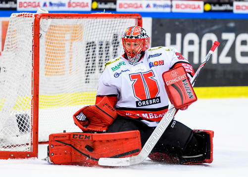 Örebros målvakt Julius Hudacek räddar ett skott