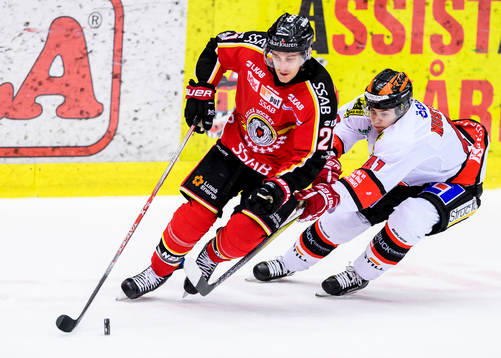 Luleås Bill Sweatt jagas av Örebros Joel Mustonen