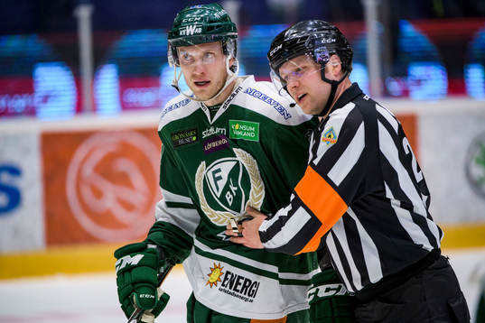 Färjestads Johan Ryno samtalar med Domare Aleksi Rantala