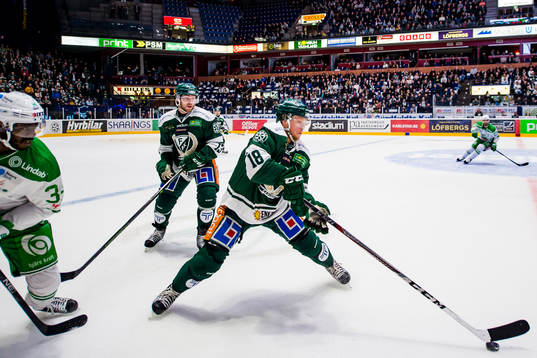 Rögles Edwin Hedberg och Färjestads Linus Persson och