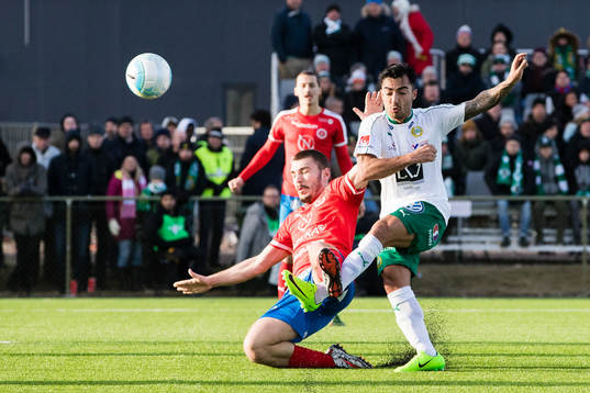 Nyköpings Suad Gruda slänger sig på ett skott från