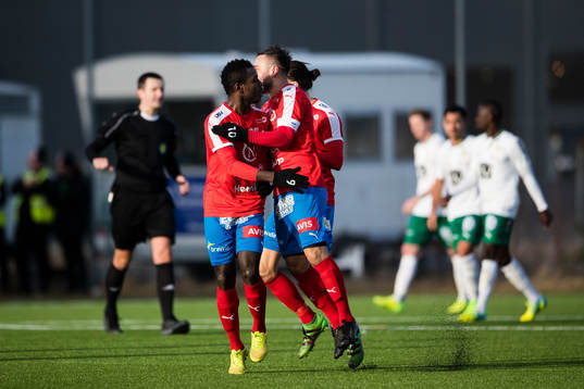 Nyköpings Suad Gruda jublar tillsammans med  Dago Funes som reducerat för Nyköping till 1-3