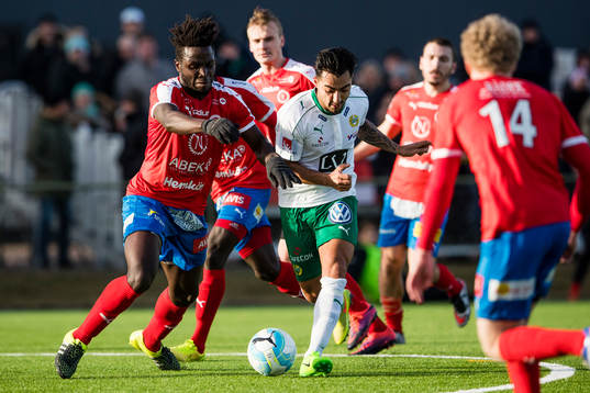 Nyköpings Andrew Jean-Baptiste i kamp om bollen med