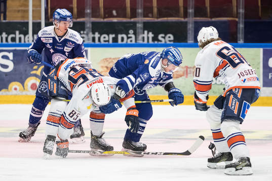Växjös Liam Reddox och Leksands Ben Youds i kamp och