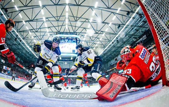 s Mattias Tedenby och Kevin Stenlund framför Örebros