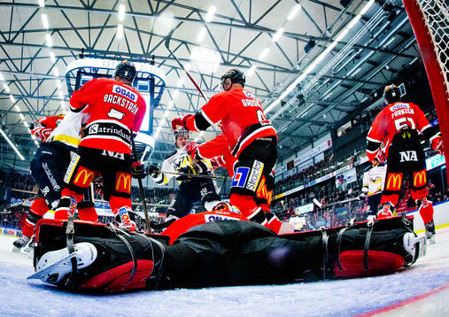 Kamp framför Örebros målvakt Julius Hudacek