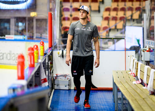 Luleås Christian Jaros laddar