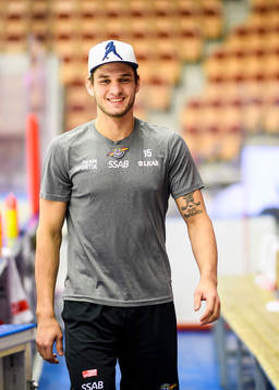 Luleås Christian Jaros laddar