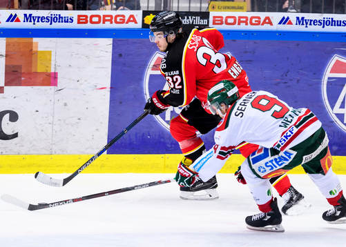 Luleås Oscar Engsund med pucken