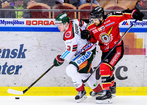 Frölundas Carl Grundström med pucken jagas av Luleås