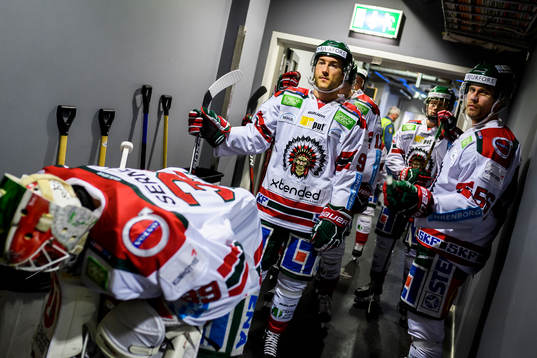 Frölundas Casey Wellman (v) och Jonathan Sigalet (h)