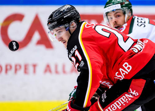 Luleås Bill Sweatt med blicken på pucken