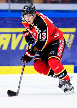 Luleås Julius Junttila med pucken
