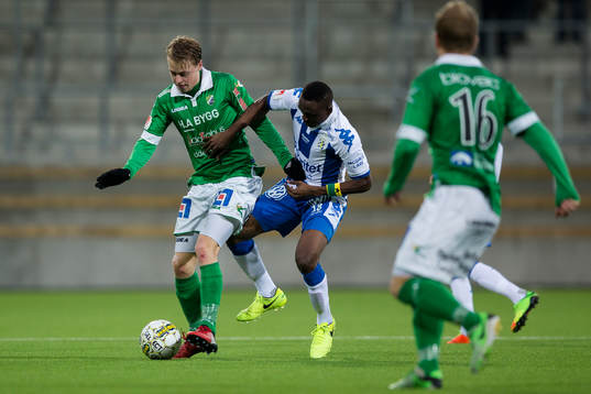 Ljungskiles Robin Strömberg i kamp med IFK Göteborgs Lawson Sabah