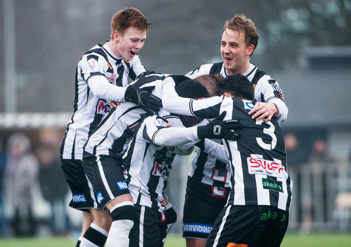 Landskronas Dennis Olofsson, Rasmus Alm, Viktor Svensson och Saber Azizi kramar om Thierry Zahui som gör 1-0