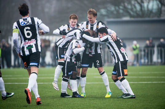 Landskronas Dennis Olofsson, Rasmus Alm, Viktor Svensson och Saber Azizi kramar om Thierry Zahui som gör 1-0