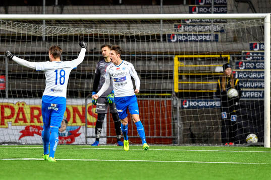 Värnamos Fredrik Lundgren jublar efter 1-1