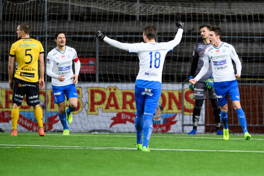 Värnamos Fredrik Lundgren jublar efter att gjort 1-2