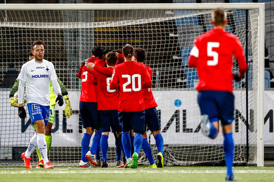 Örgrytes David Johansson jublar med lagkamrater efter 1-1