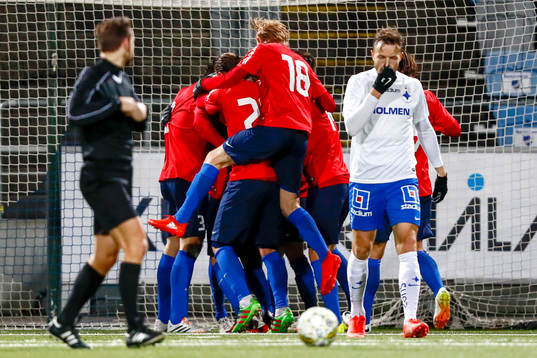 Örgrytes David Johansson jublar med lagkamrater efter 1-1