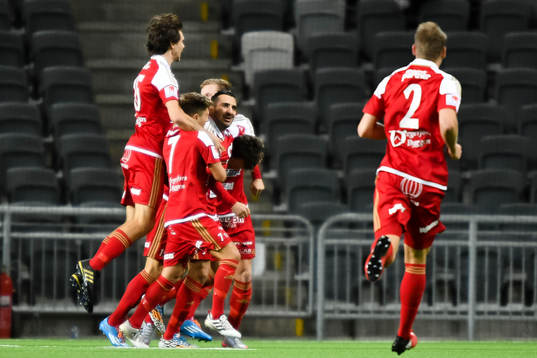 Degerfors spelare jublar