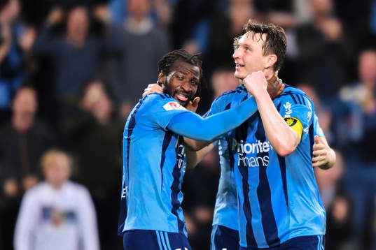 Djurgårdens Amadou Jawo och Kim Källström jublar