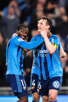 Djurgårdens Amadou Jawo och Kim Källström jublar efter 1-1