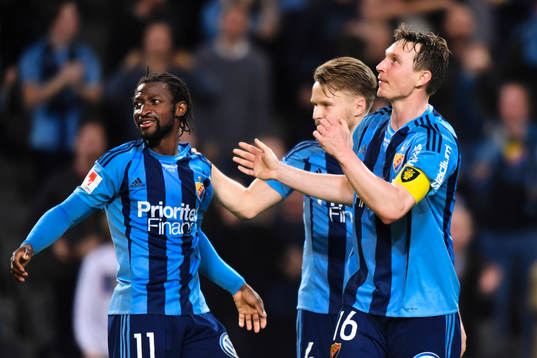 Djurgårdens Amadou Jawo och Kim Källström jublar efter 1-1