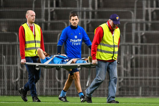 Djurgårdens Jacob Une Larsson tvingas lämna planen på